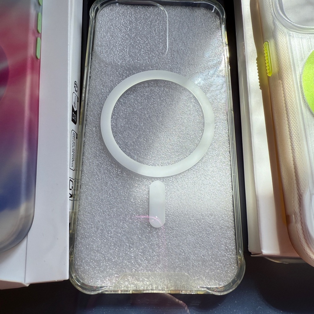 Clear MagSafe iPhone 14/15 case. Never used